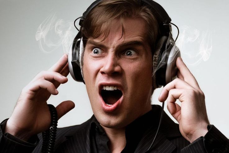 Mann hört schlechten Song auf Kopfhörern und bekommt einen Ohrwurm